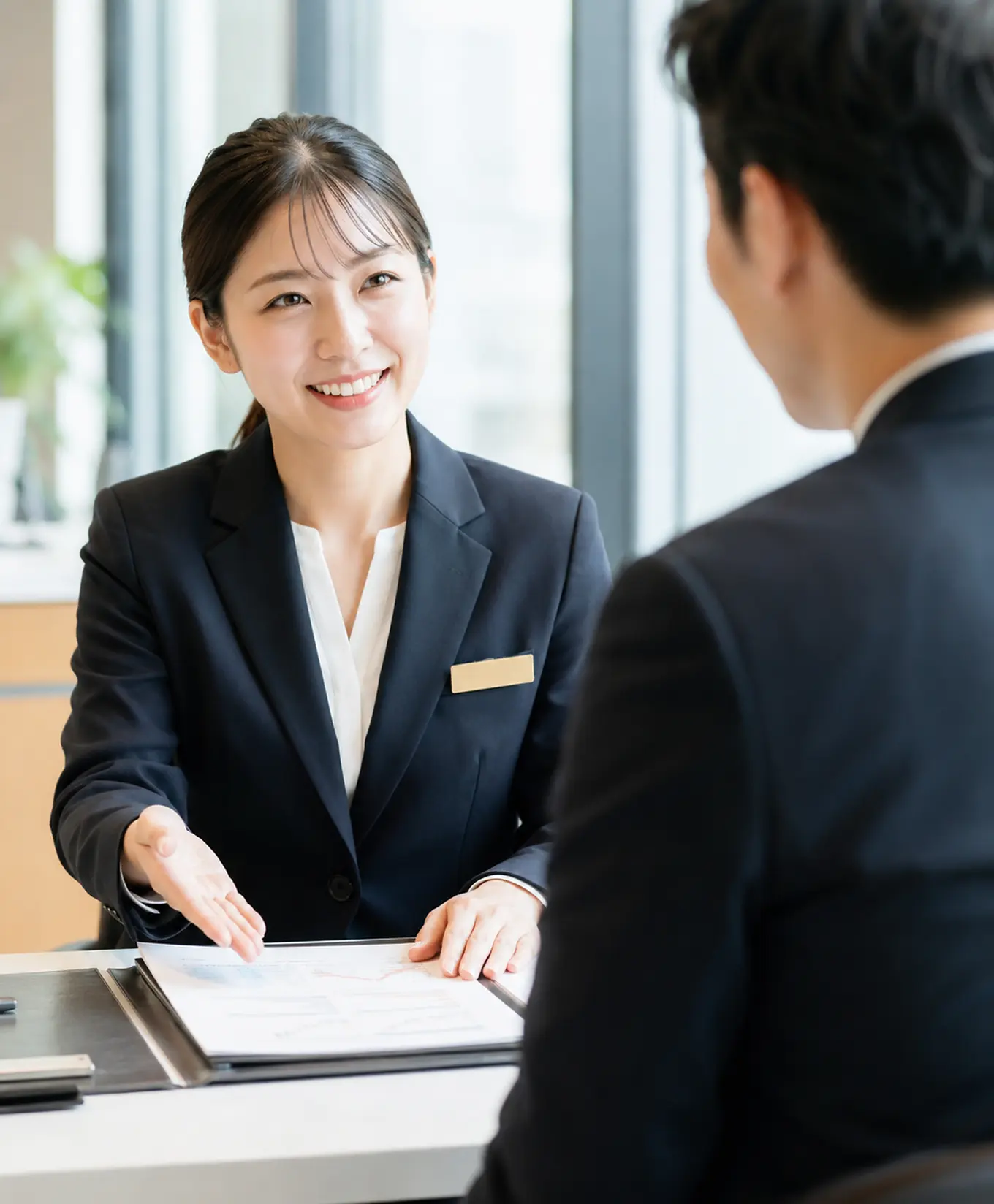マンション売却について相談する様子