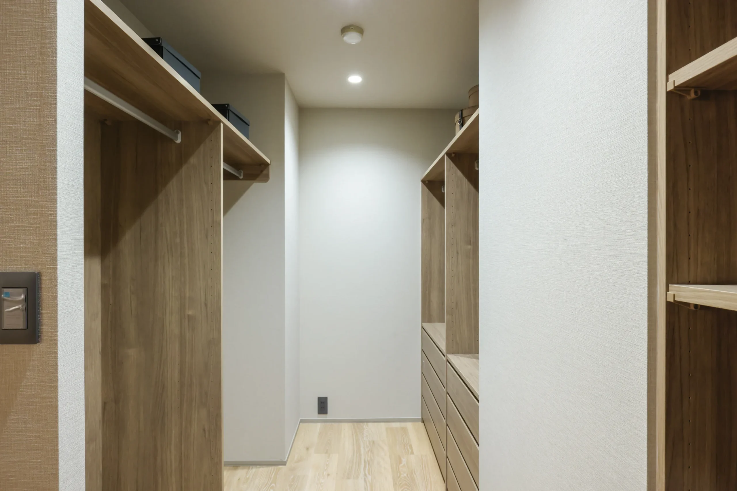 【ヴィクトリアコート イースト】170㎡超・南西角住戸、屋内プールを擁するヴィンテージ・レジデンス