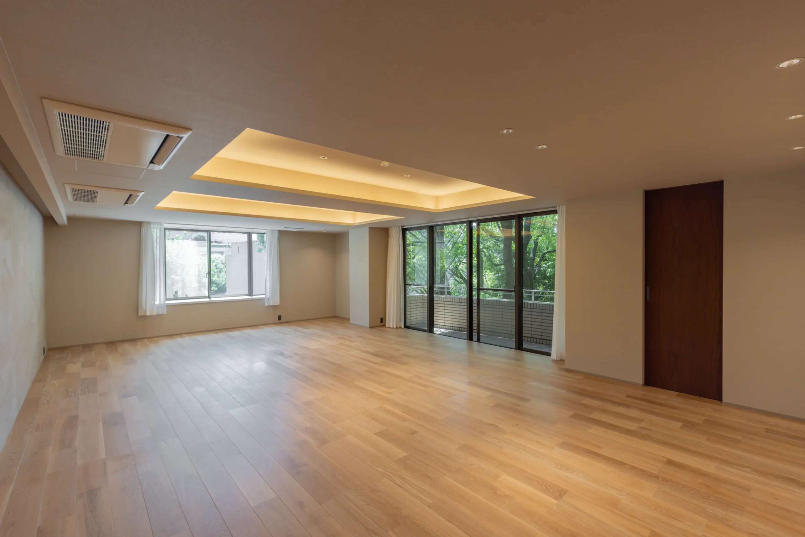 【ヴィクトリアコート イースト】170㎡超・南西角住戸、屋内プールを擁するヴィンテージ・レジデンス