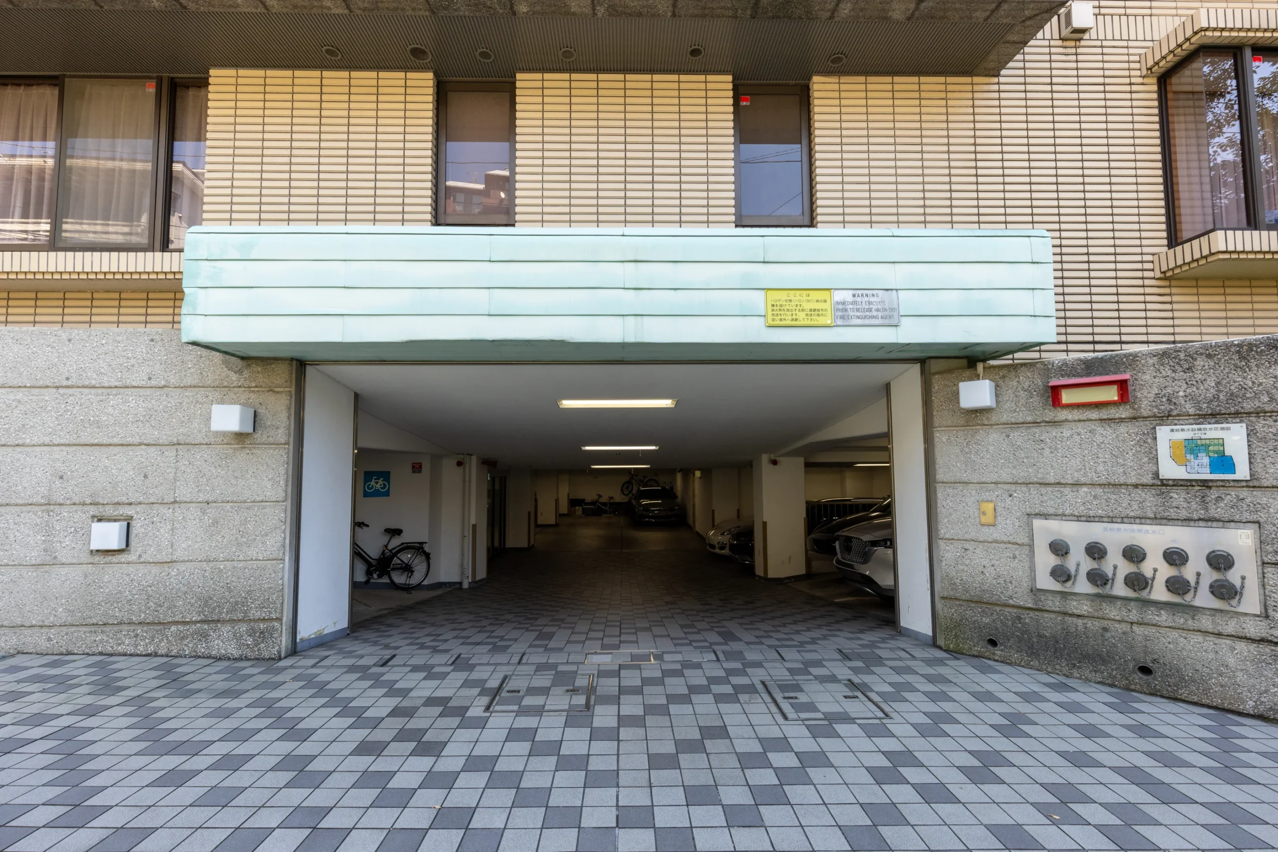 【ヴィクトリアコート イースト】170㎡超・南西角住戸、屋内プールを擁するヴィンテージ・レジデンス