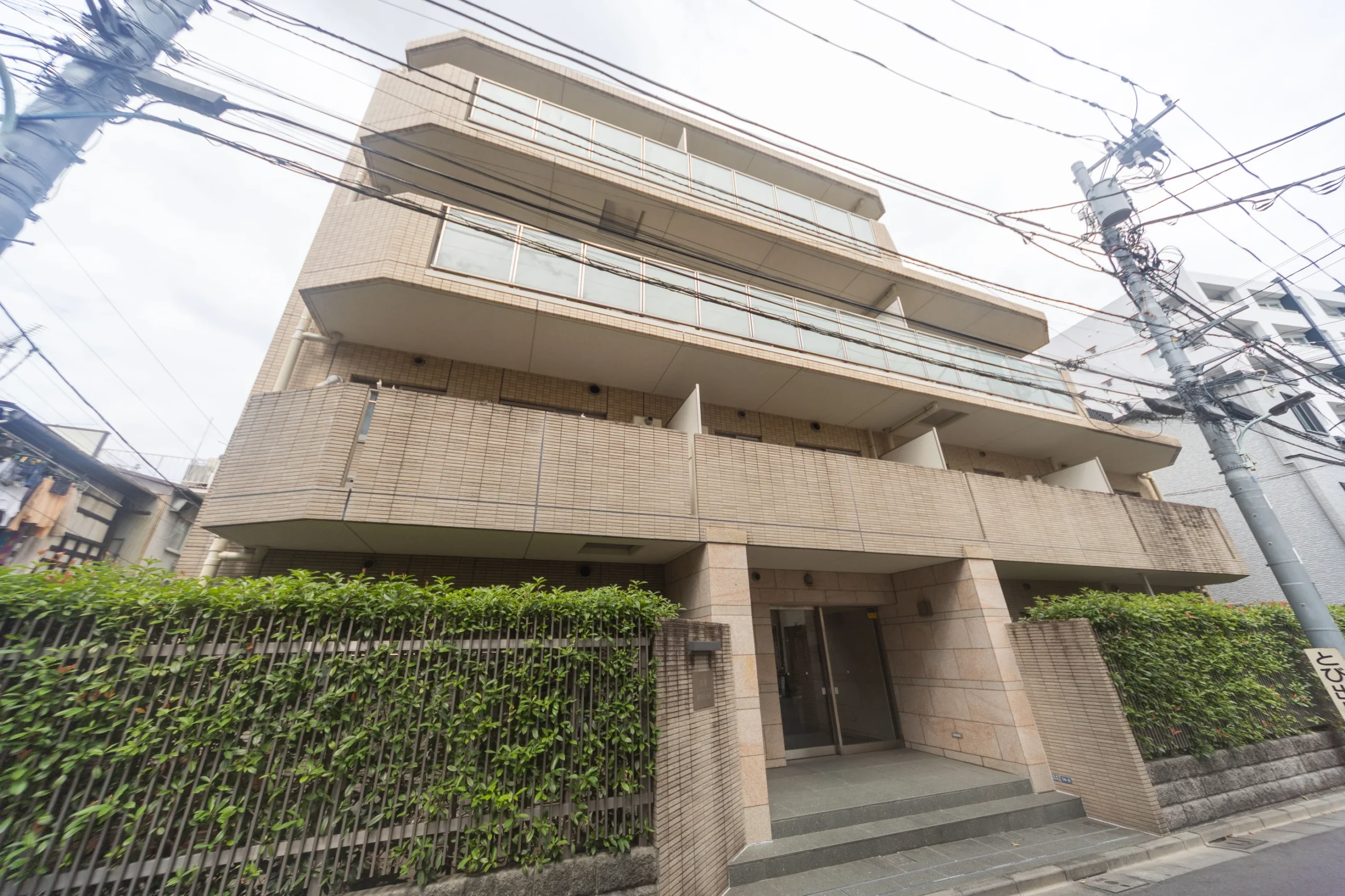 【白金HOUSE】プラチナ通りの賑わい、東向き光あふれる低層レジデンス