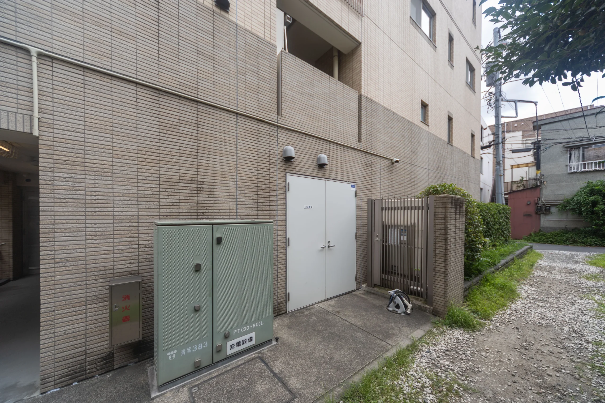 【白金HOUSE】プラチナ通りの賑わい、東向き光あふれる低層レジデンス