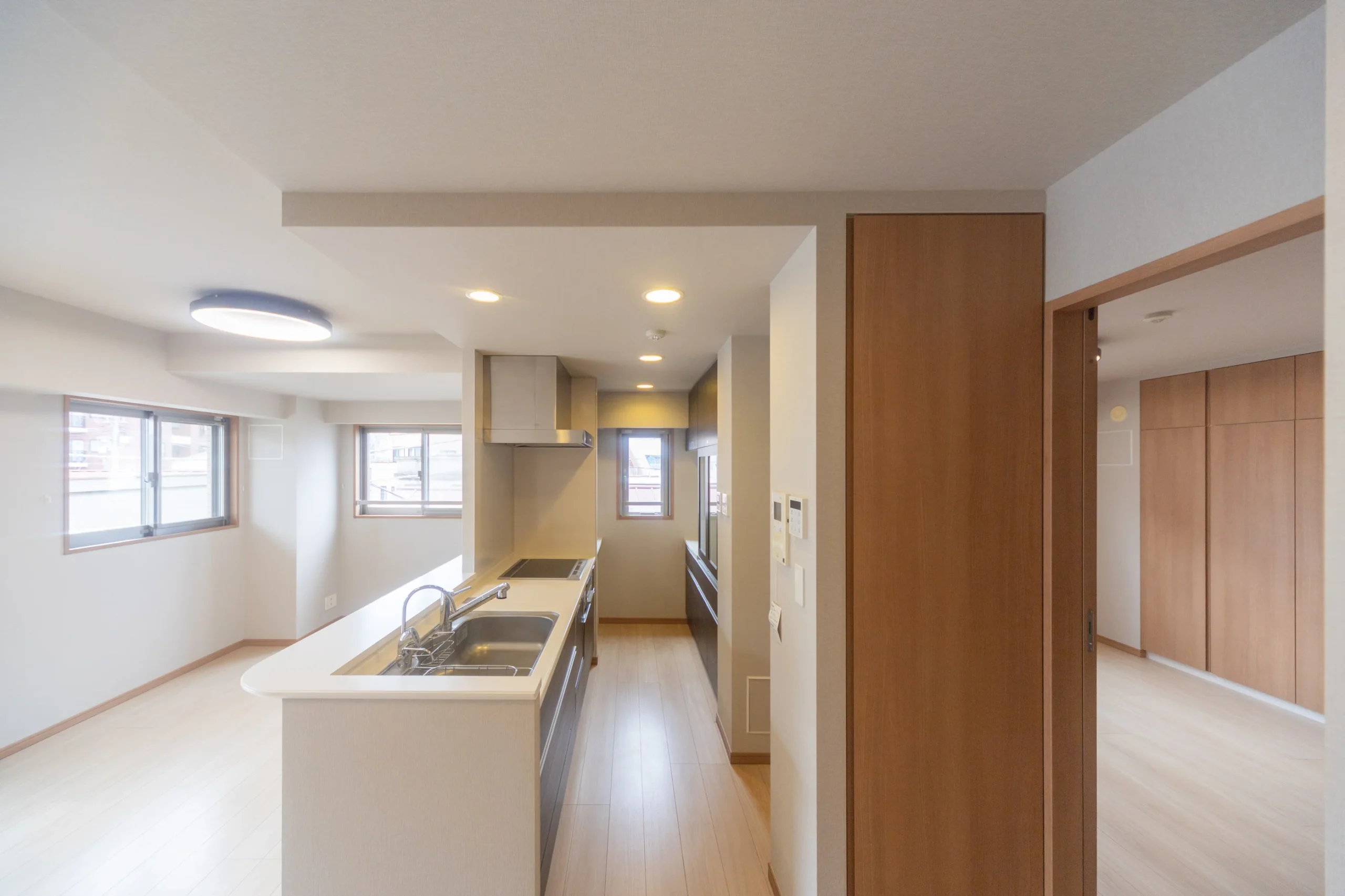 【白金HOUSE】プラチナ通りの賑わい、東向き光あふれる低層レジデンス