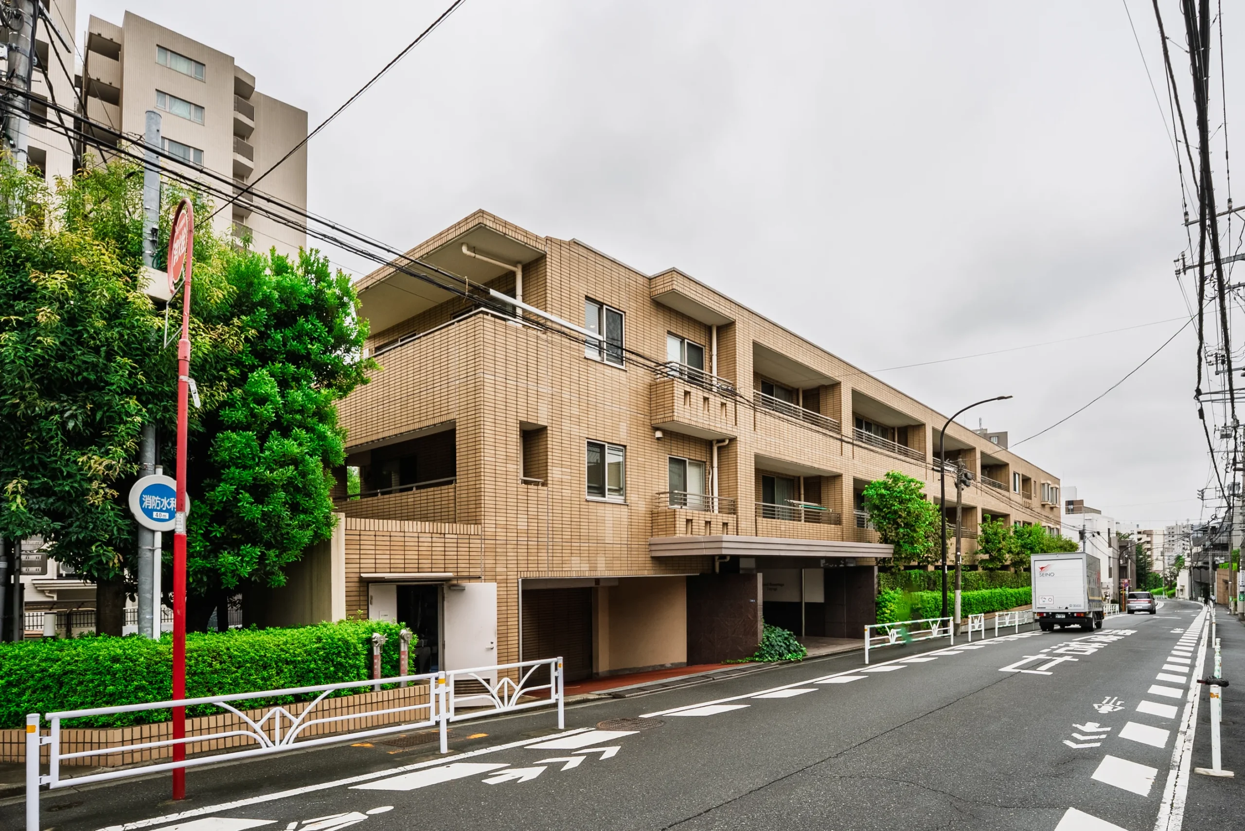 【グランベスタージュ代々木】緑道と歴史が交差するプライバシーと開放感を兼ね備えた角住戸