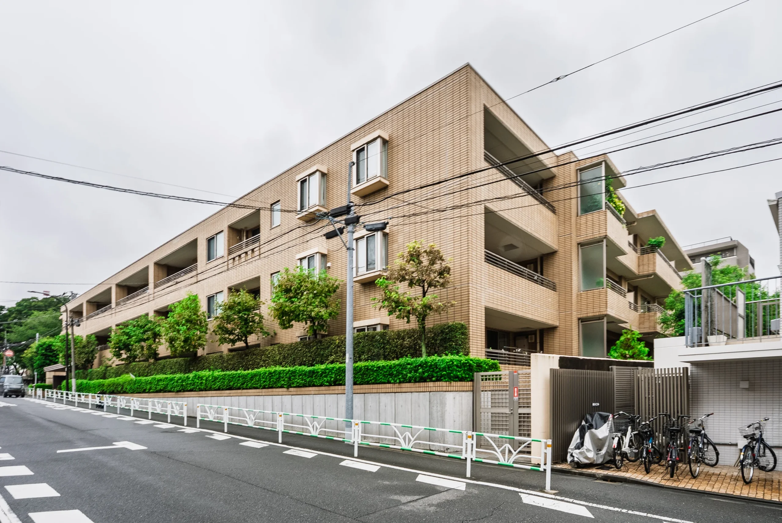 【グランベスタージュ代々木】緑道と歴史が交差するプライバシーと開放感を兼ね備えた角住戸