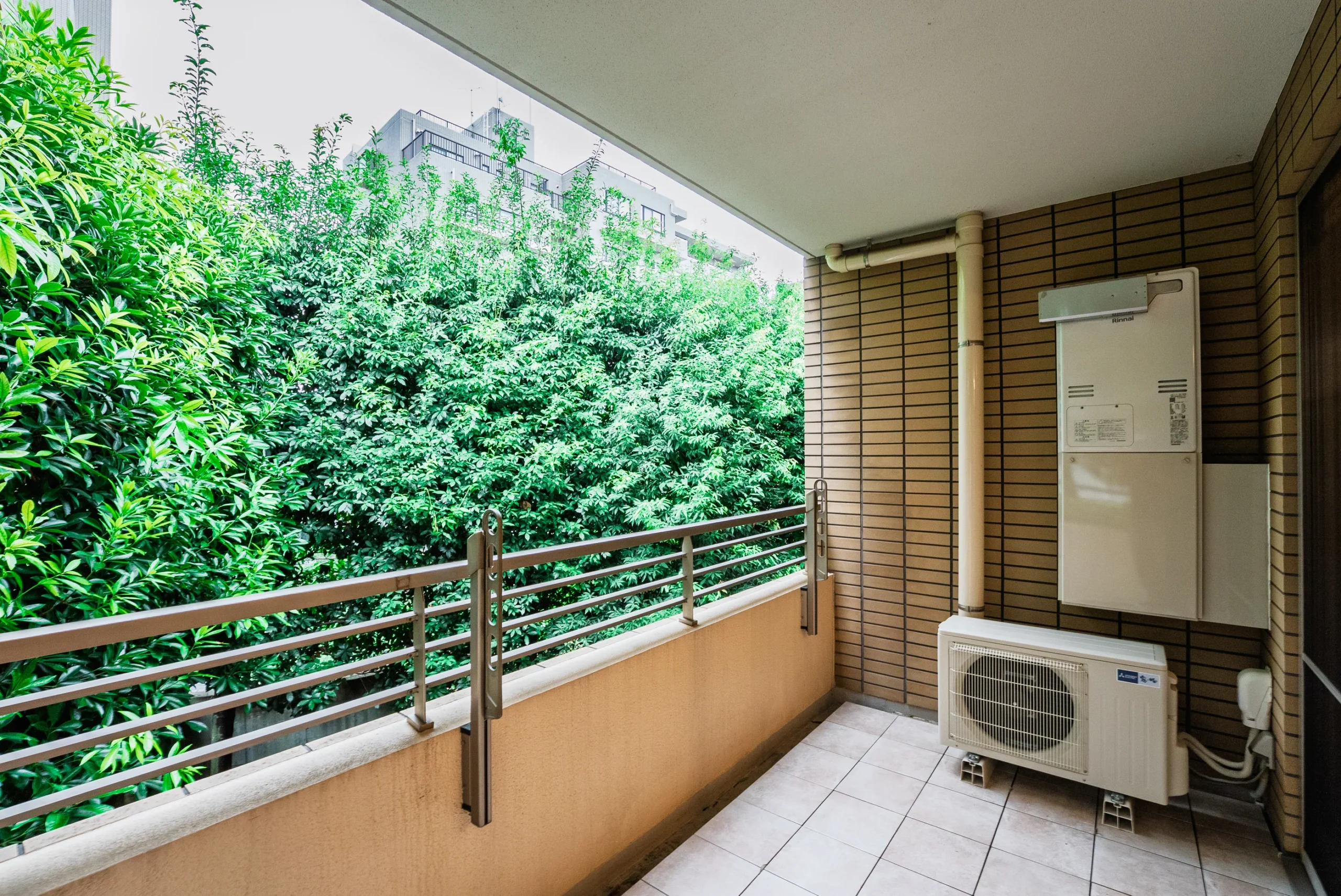 【グランベスタージュ代々木】緑道と歴史が交差するプライバシーと開放感を兼ね備えた角住戸