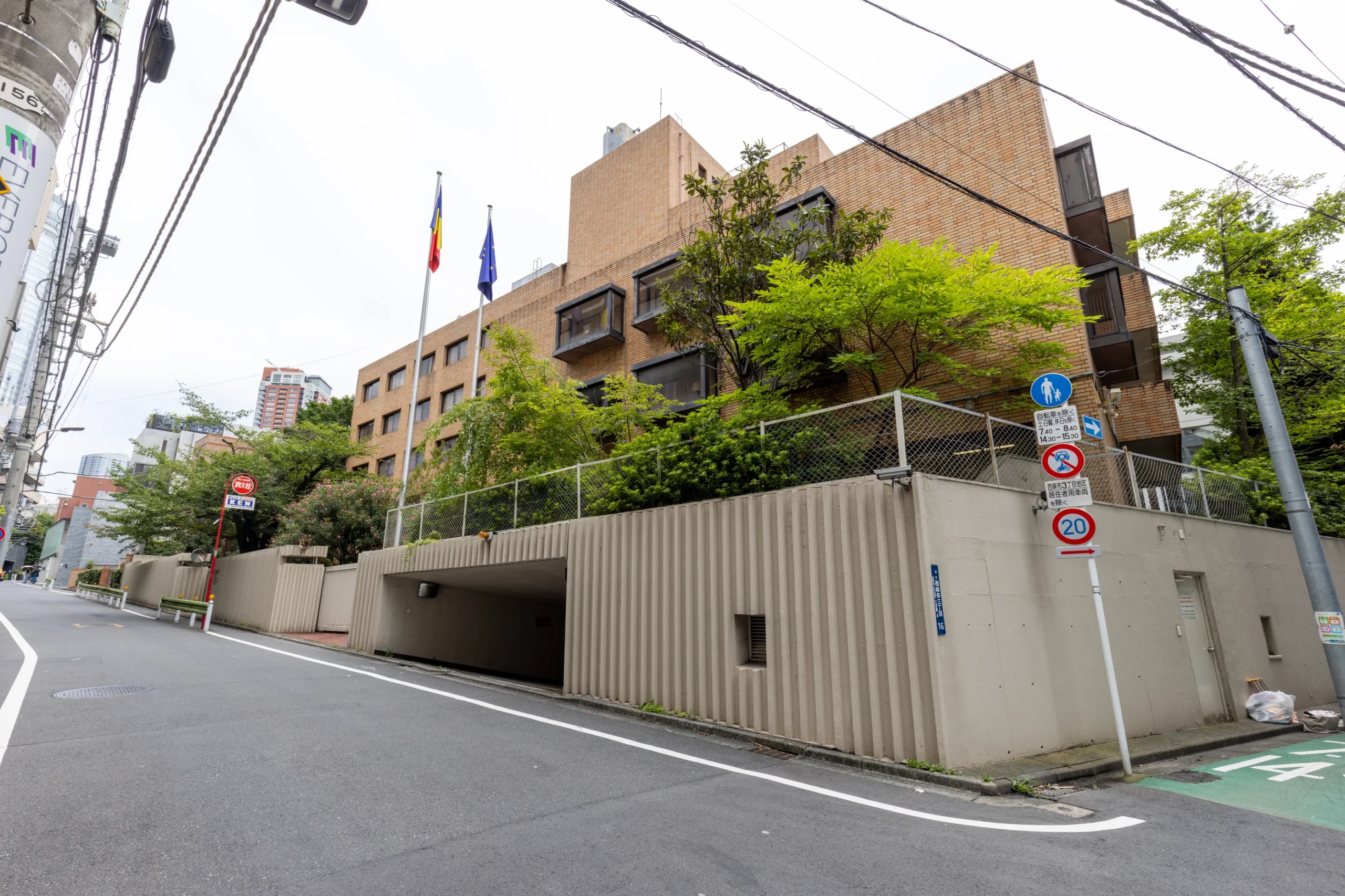 【ザ・パークハウス西麻布霞町】静穏の邸宅地、最高天高3.1m・最上階・角住戸