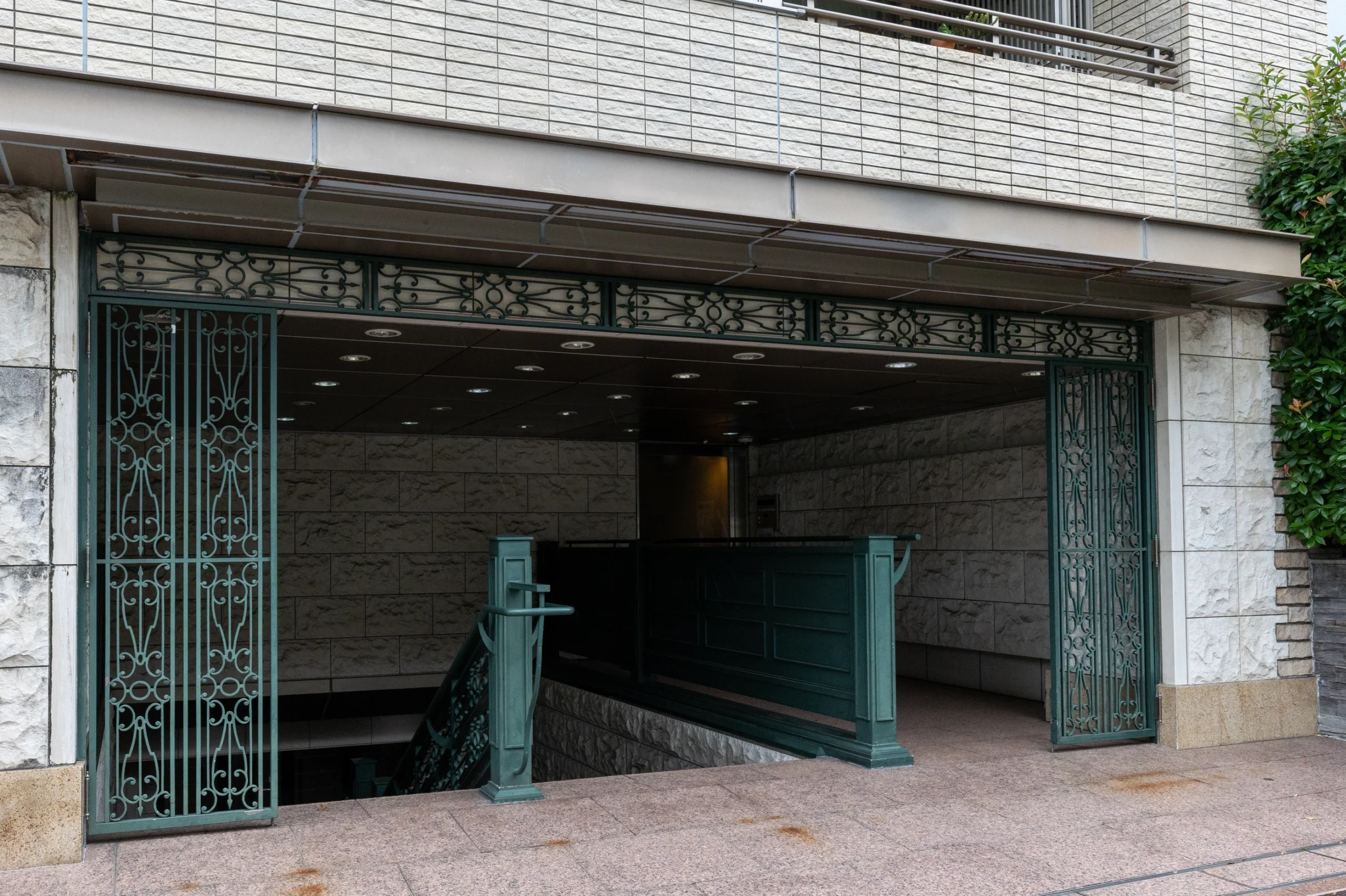 【ルモンド代官山】緑とトレンドが交差する鉢山町に佇む低層邸宅